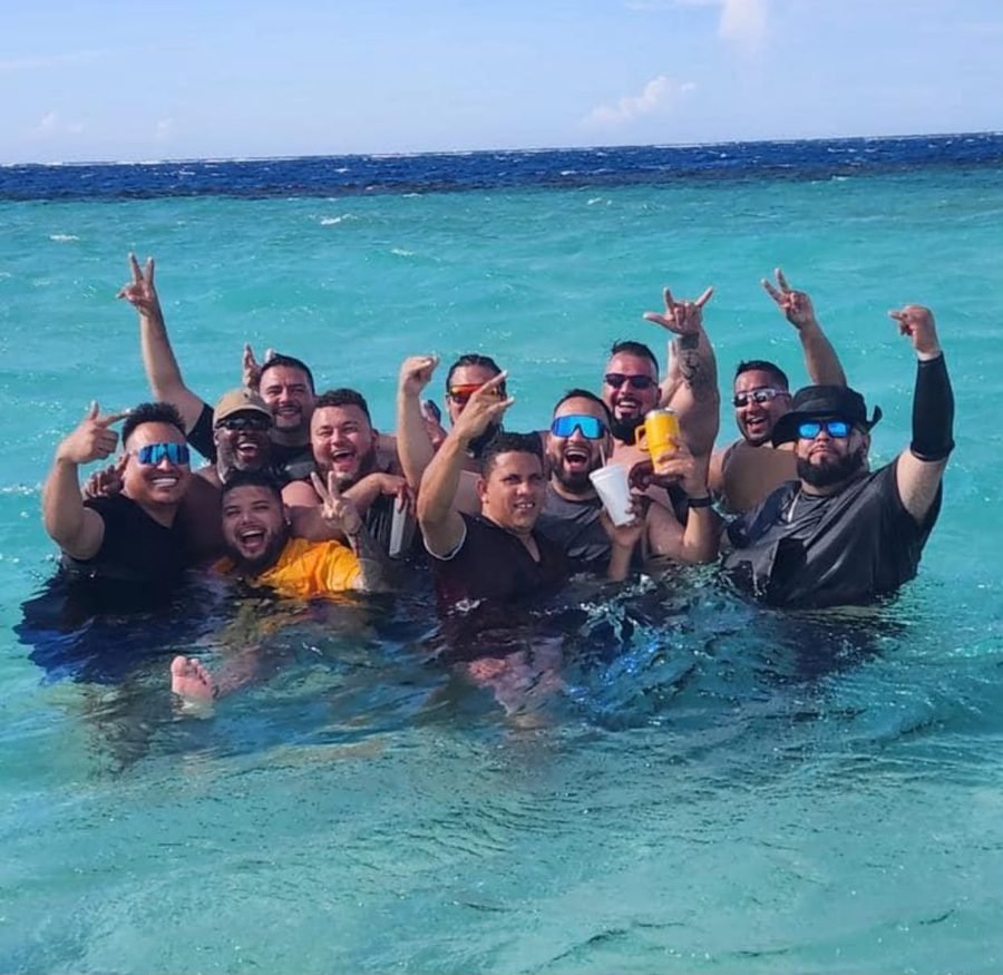 Clientes disfrutando el mar turquesa en un tour