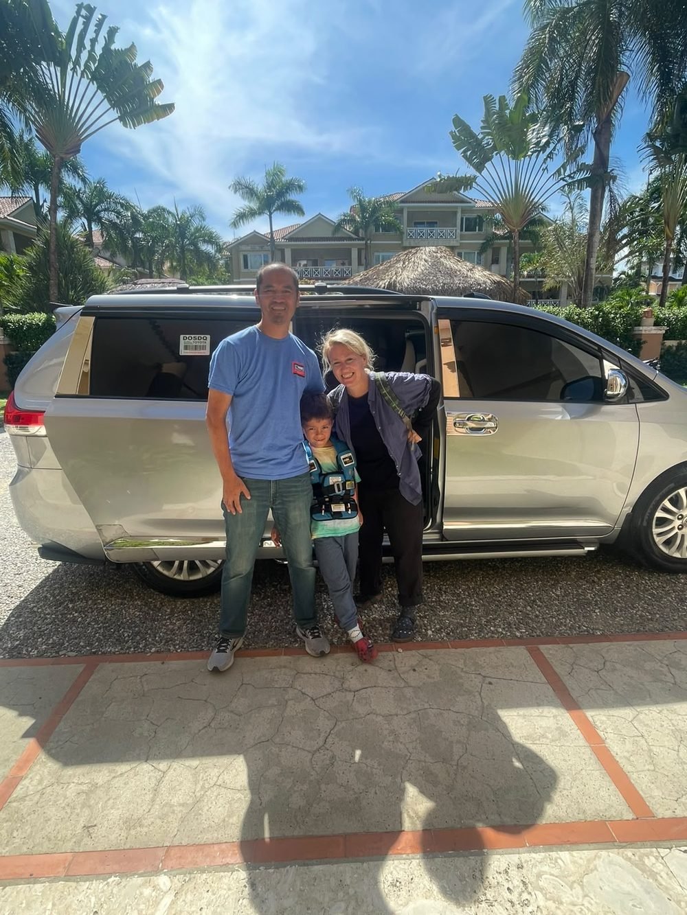Clientes felices junto a la van