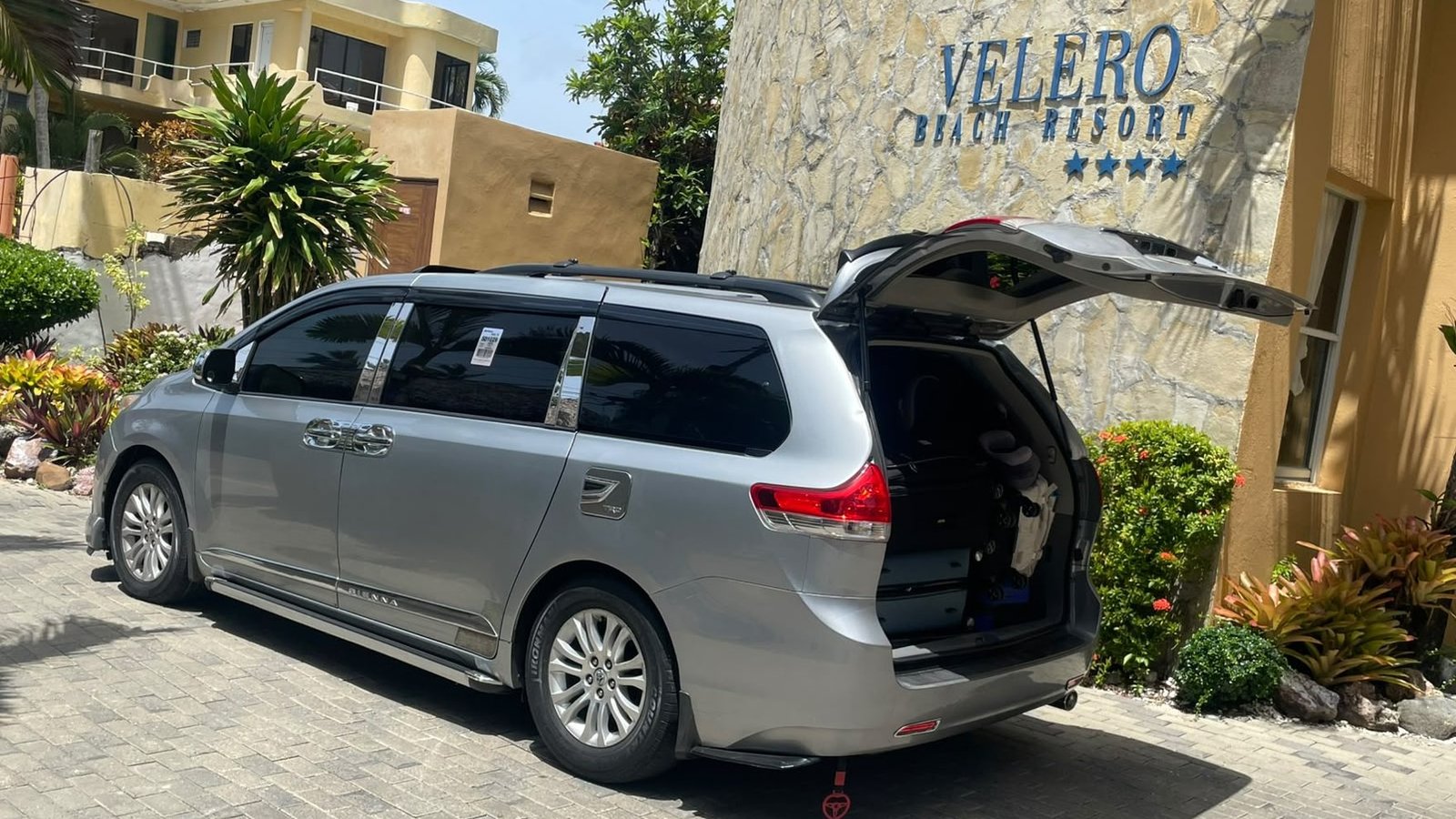 Van privada lista para traslado en la costa norte
